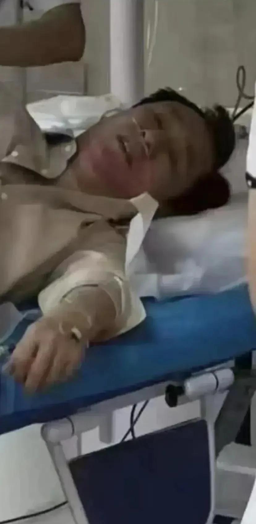 这个躺在病床上，
鼻子上插着管子的人好像许老板。
可能眼花了，
但真的好像。