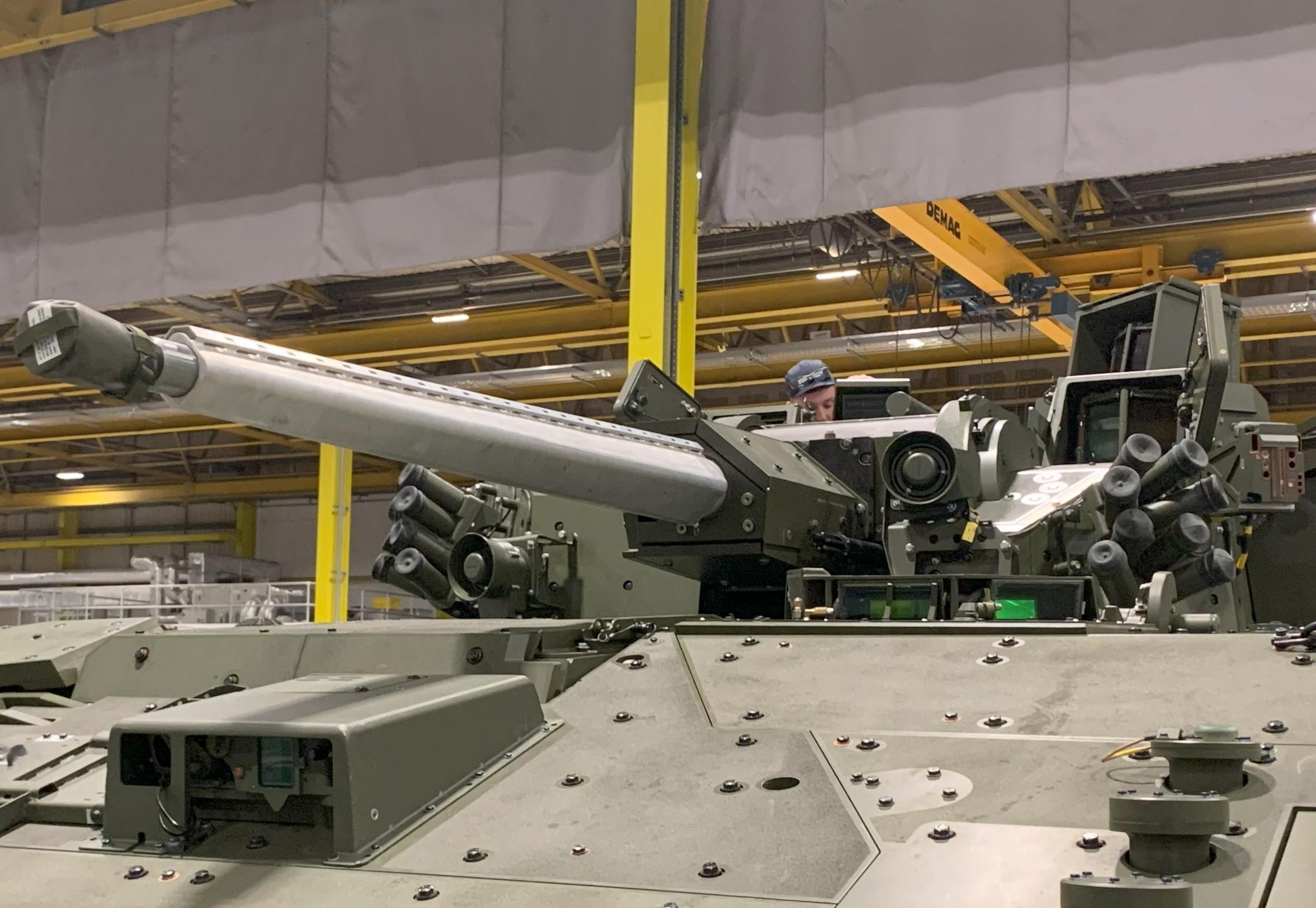 烽火问鼎计划  Ajax 为 CT40 炮的炮管配备了一个热护罩“CTAI CT