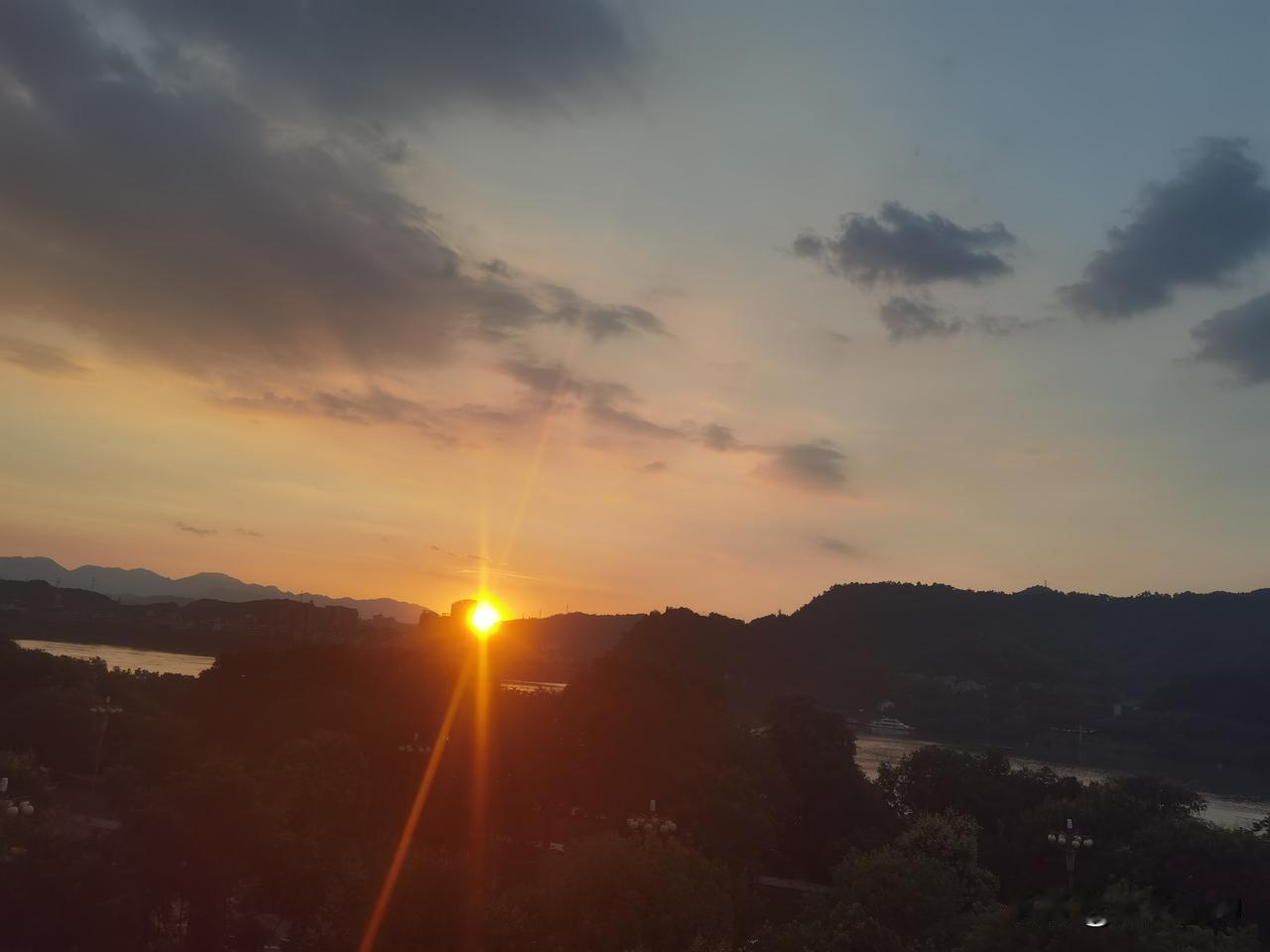 夕阳西下映春江