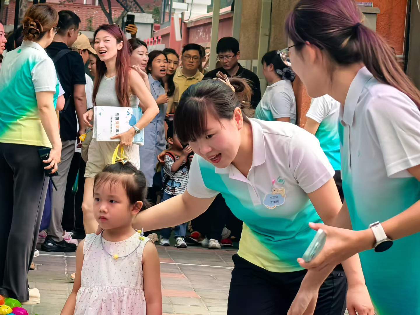 今天是小朋友红星幼儿园第一次体验，只有1个小时。回来以后她跟我说：妈妈，旁边有小
