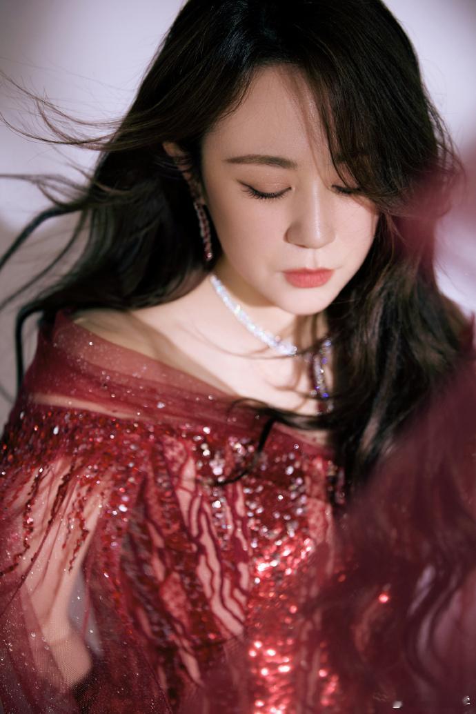 马丽裙子红裙往那儿一站，整个人都像缀满星光一样亮眼 