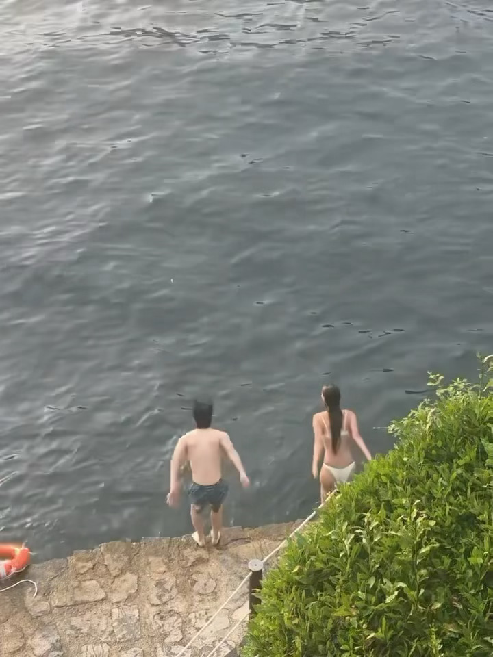 郑在玹与女生一起跳水帮捞面配了合适的bgm，不用谢郑在玹划桨板ins