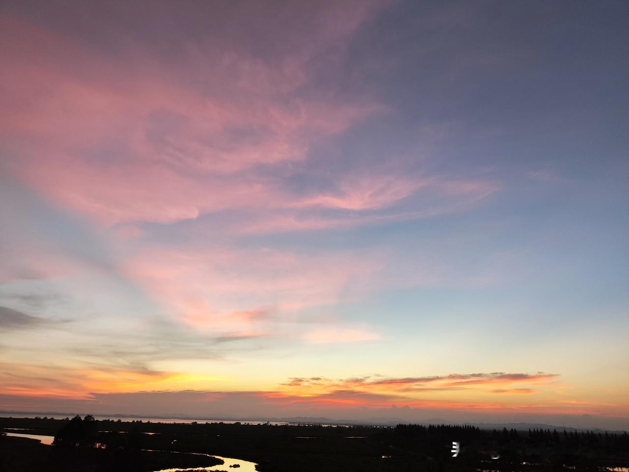 刚右转弯的时候，
把一个小朋友的一只鞋子“轧”掉了。
之所以用轧，
是因为再三询