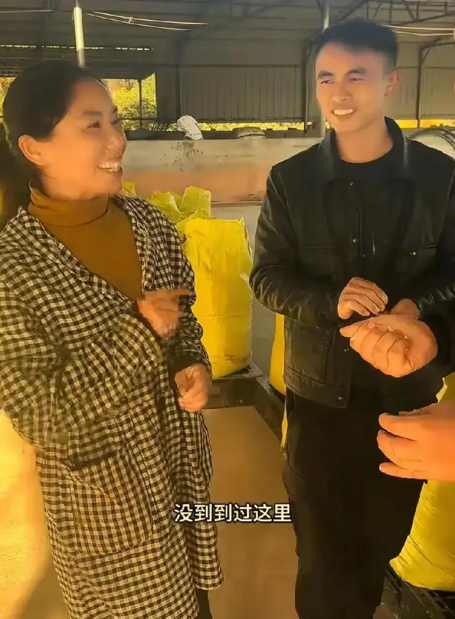 薛师兄和广西美姐的暧昧直播刷到我时，我刚好在地铁里啃包子。
屏幕里他喊她宝贝，她