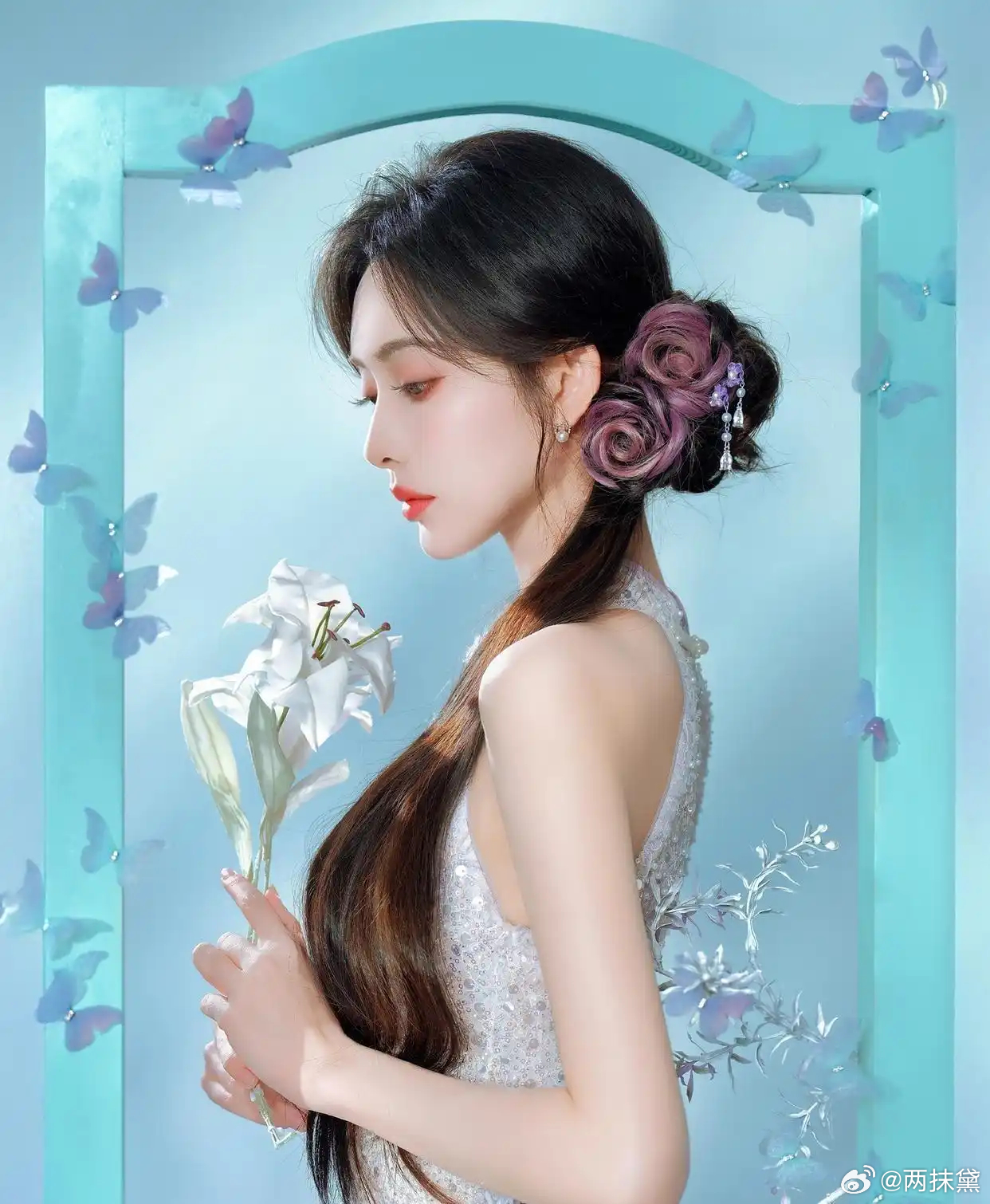 孟子义真乃画中仙子，眉眼如画，顾盼生姿，美得惊心动魄！ 