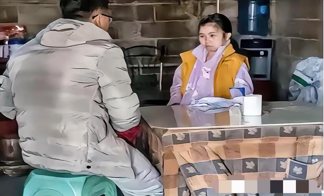 泪目！陕西一男子爱上了女网友，千里迢迢去表白，没想到，女孩是双腿残疾，靠捡废品维