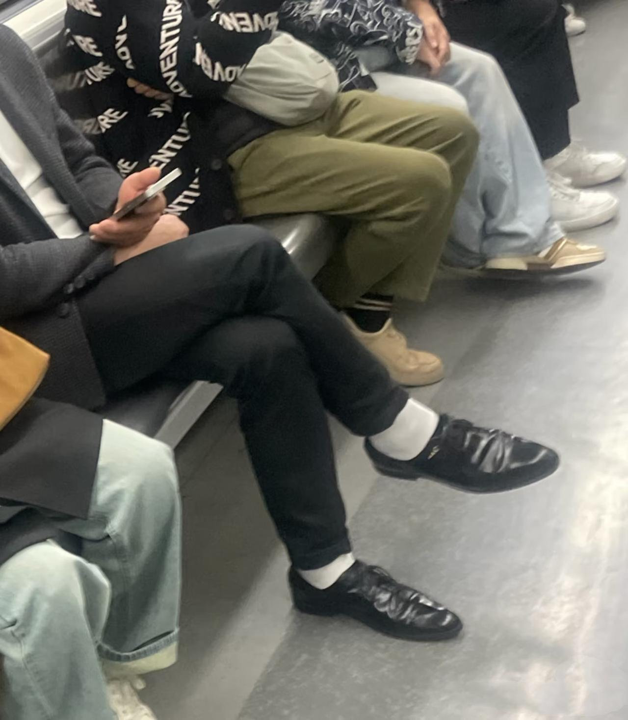皮鞋配白袜

为什么那么怪？

又土又憨

无意间看到一位穿黑皮鞋搭配白袜子的男