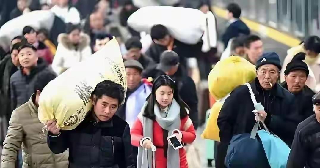 马年春节越来越近，身边“反向过年”的朋友肉眼可见变多了，不再执着于回老家团圆，反