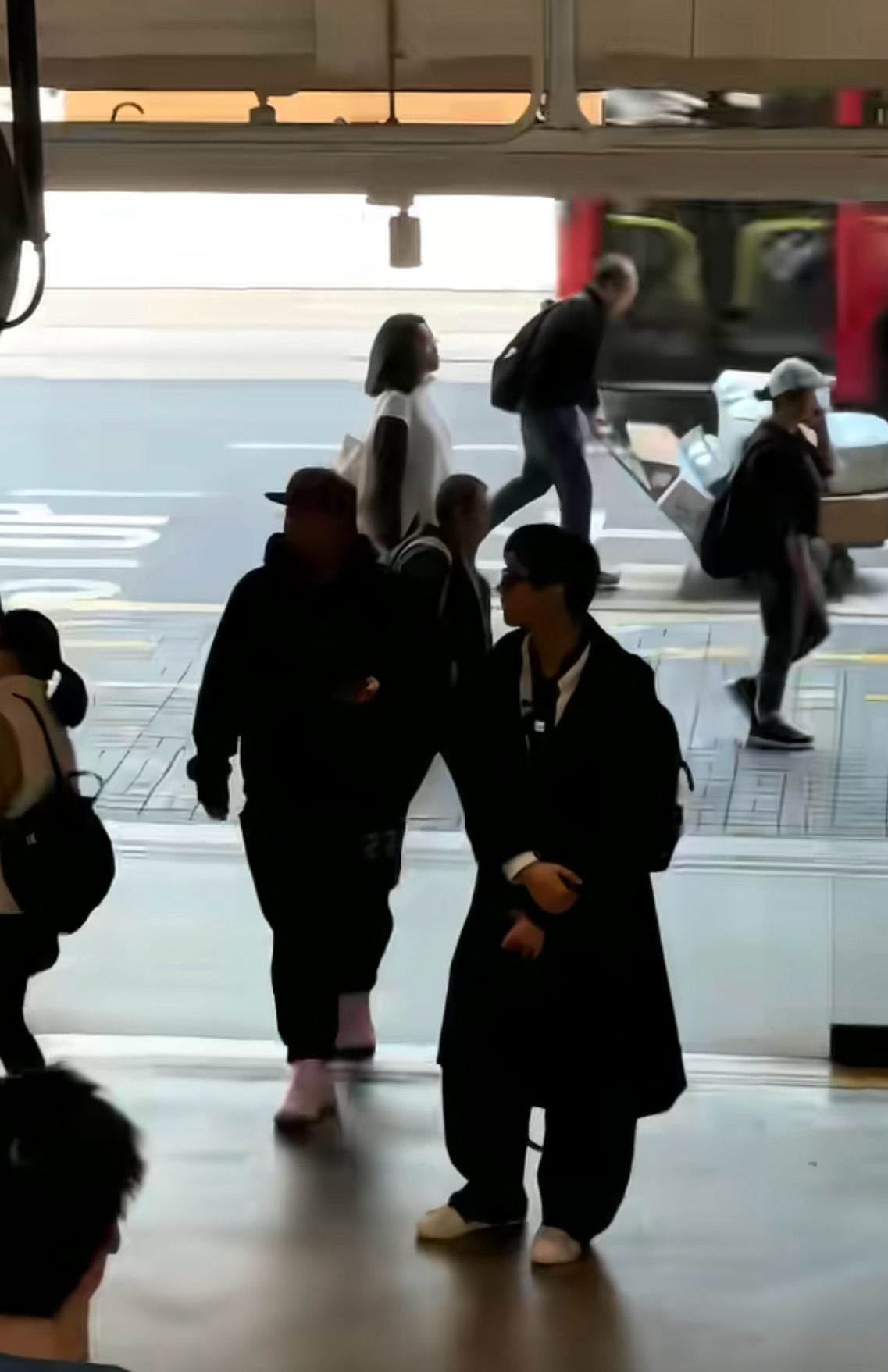 李现在大街上溜达也不戴口罩，不是挺好的吗！ 