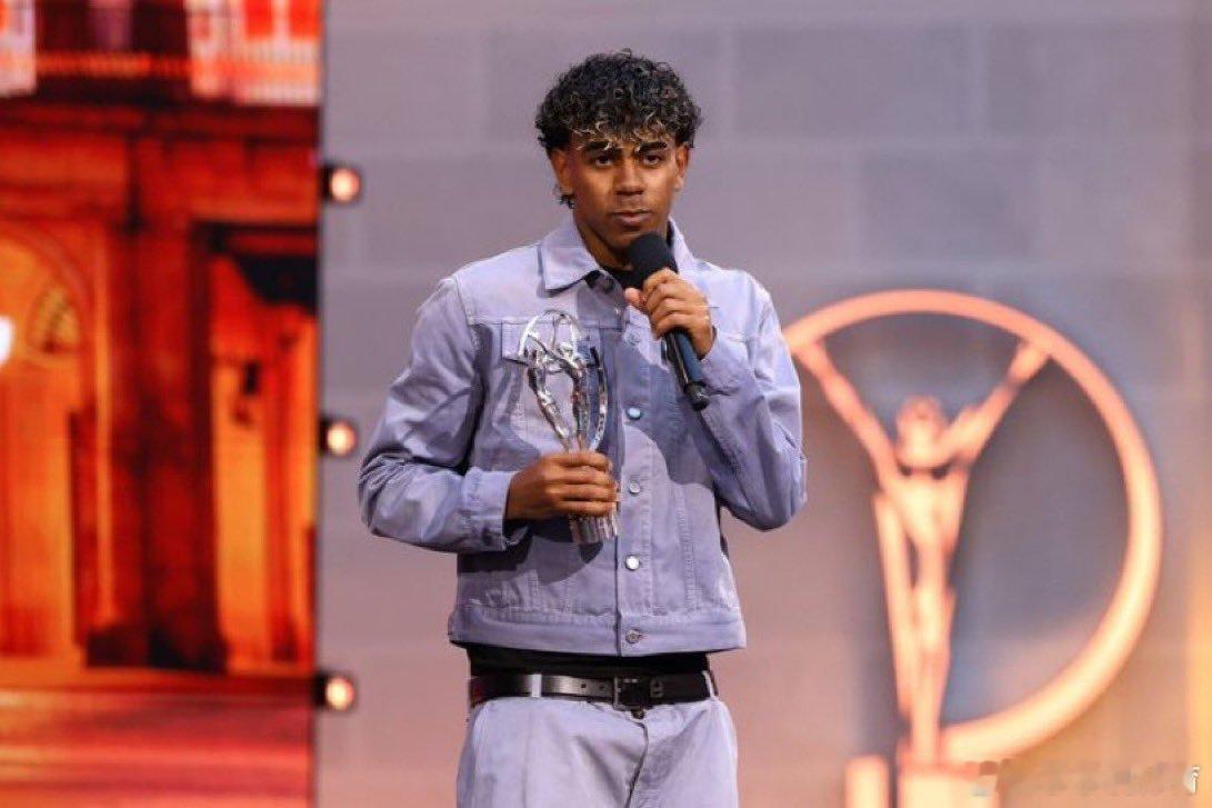 🗣️ 拉明·亚马尔：“利昂内尔·梅西是足球历史上最伟大的球员。我知道不可能像他