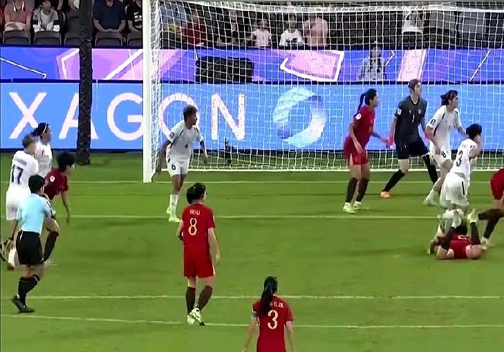 中国女足刚打破了延续20年的亚洲杯魔咒。
 
昨天西悉尼体育场下着雨，B组第三轮