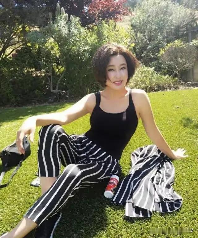 刘晓庆真能折腾，七十多岁的人了，还要演苏妲己，现实中还和年轻小伙谈男女朋友，哎，