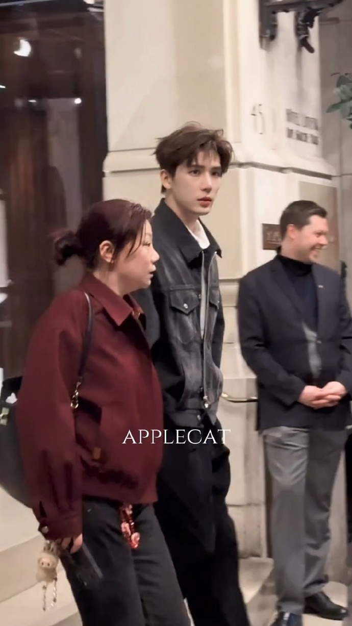 网友巴黎偶遇王安宇外出 网友巴黎偶遇王安宇外出，咋帅成这样啊！ 