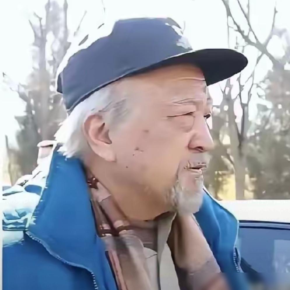 演艺圈真有个怪事，一个79岁胡子拉碴的老头，三十年前把国际影后搂在怀里当情人，二