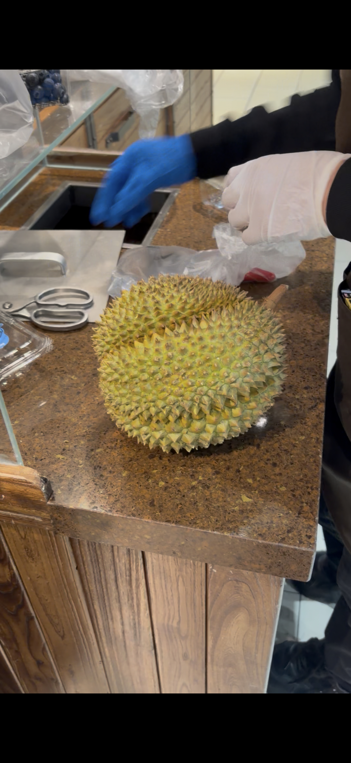 90多买了一个榴莲，还行，含肉量挺高的。 