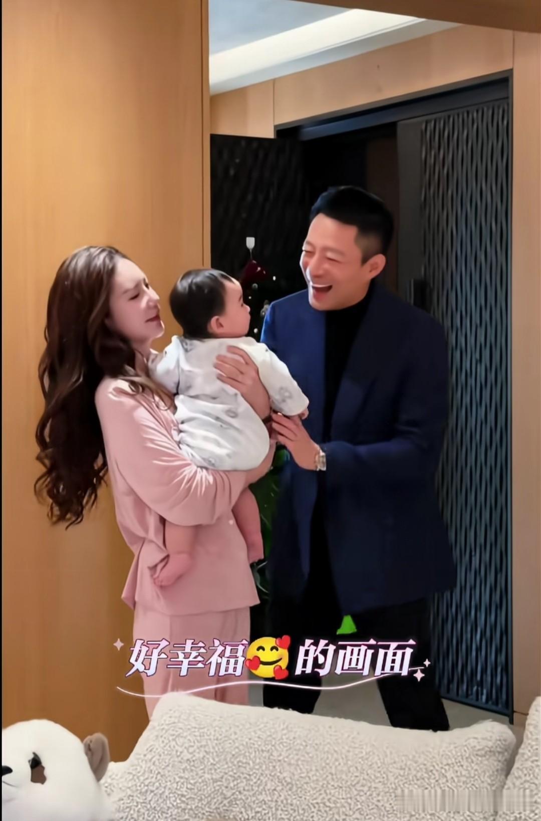 汪小菲每天下班第一件事就去亲亲8个月的宝贝儿子，累了一天的疲惫，都在这软乎乎的互