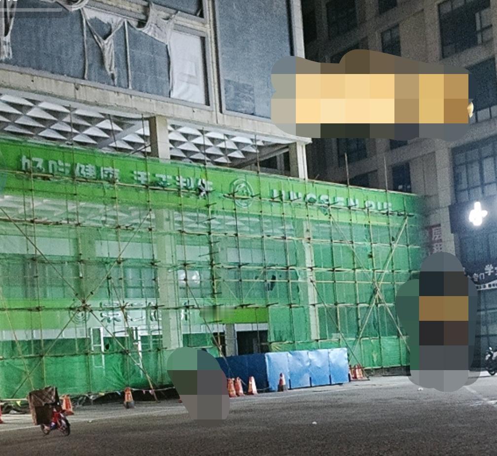 威海张村白马义乌商贸城的这家景仁馅饼店在装修改造吗？3月12日晚上路过这里时发现