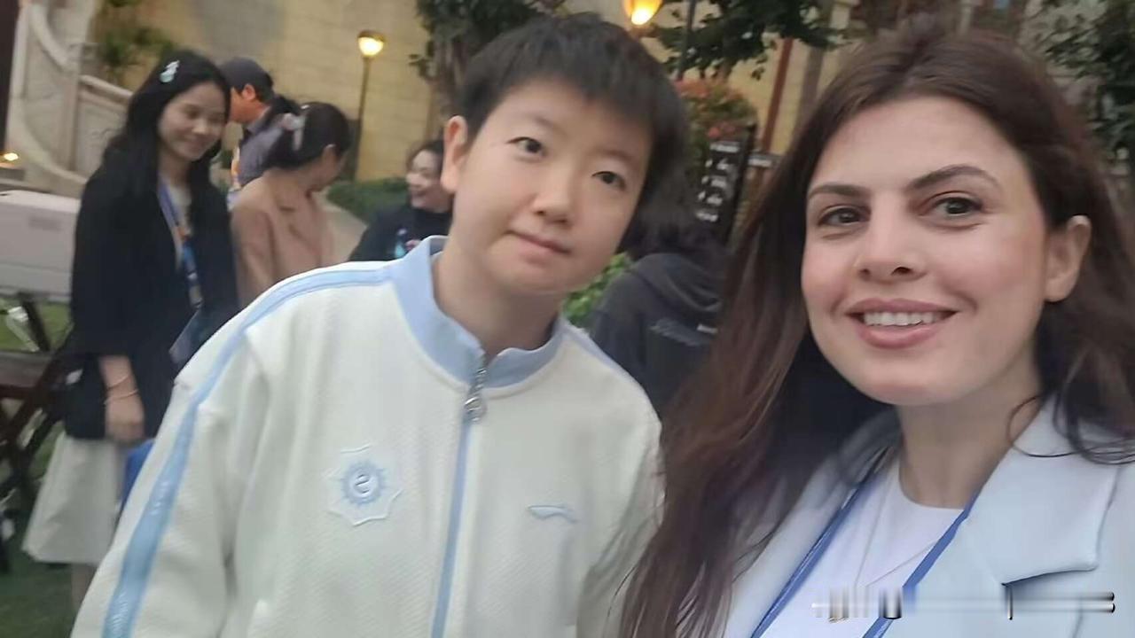 莎莎在晚宴现场的合影，圆圆的脸蛋太漂亮了。

头发短短的，这个发型不是一般人敢挑