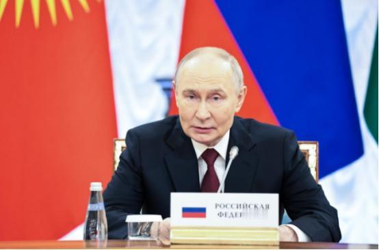 普京复仇不隔夜！
就在俄军中将萨尔瓦罗夫被炸死第二天，俄军直接动用13架战略轰炸