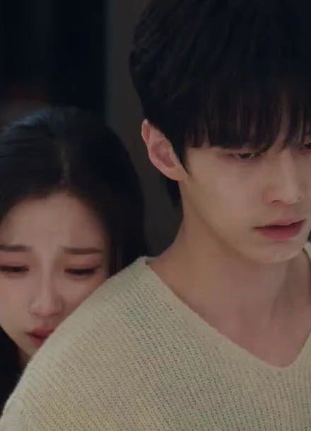 靳朝带姜暮回家吃饭过中秋，姜暮熟练的在厨房帮忙，这些年在加拿大和南京的生活，已经