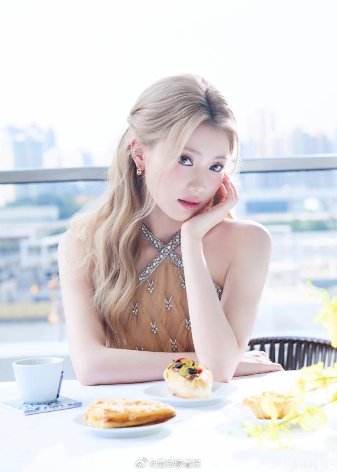 谁还分得清沈小婷和猫 沈小婷在线模仿喵娲娲打招呼，歪头挥手软到心化，简直就是本体
