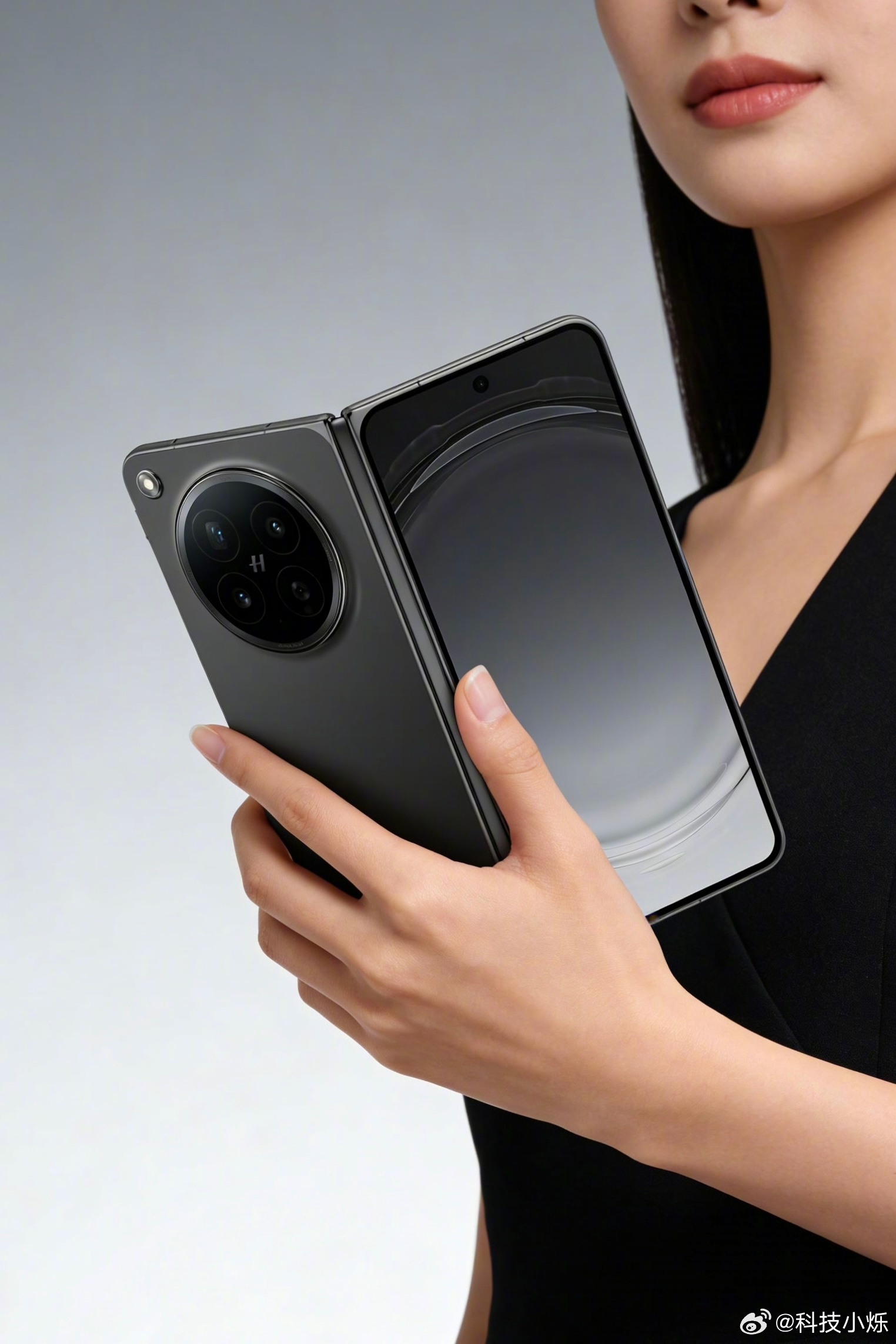 OPPO Find N6的机身厚度大概在8.7~8.93mm，确实非常轻薄，再加