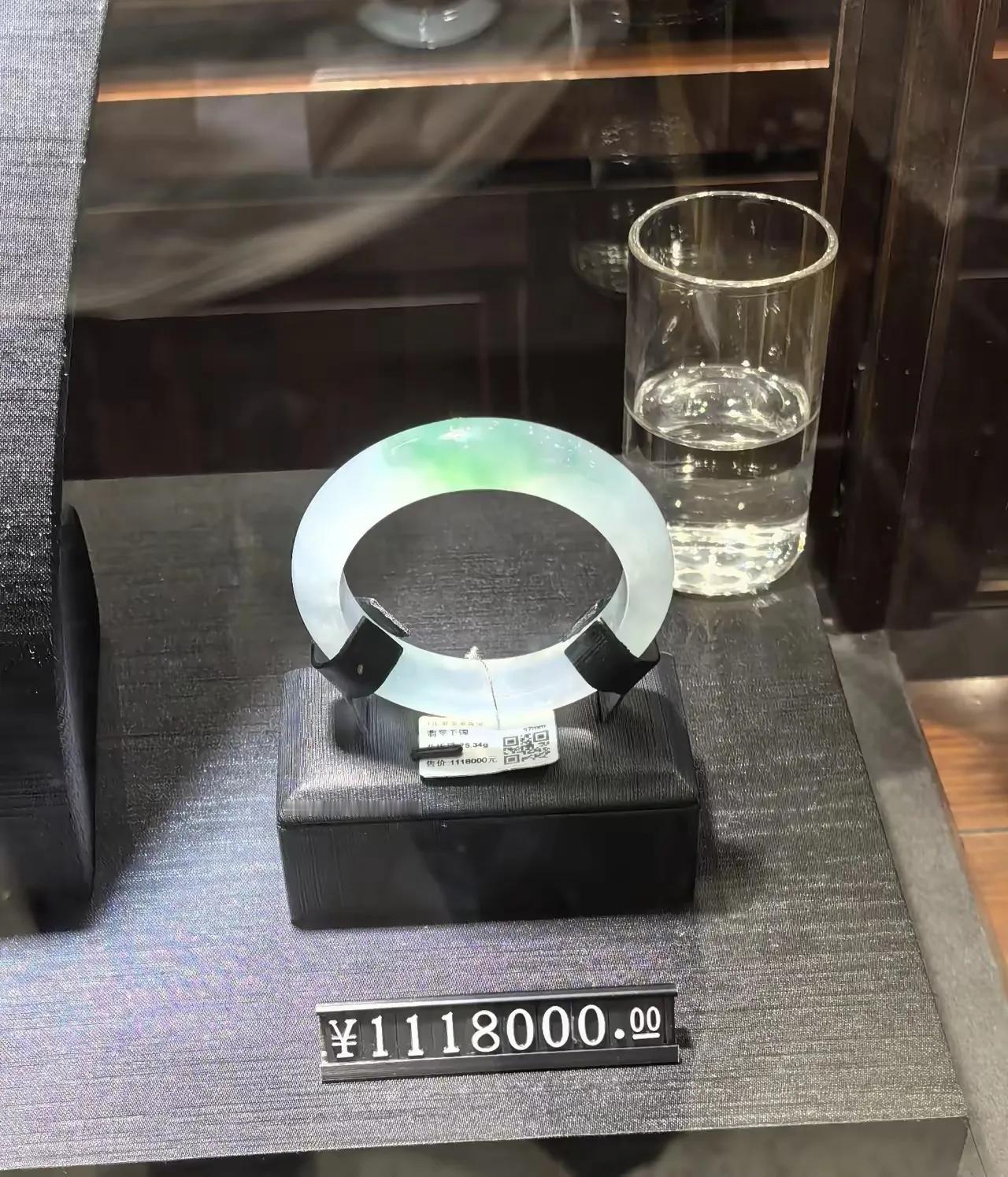 这是一款胖东来的玉石手镯，我真的看不出来，这个手镯有啥特别的地方，为啥会那么贵？