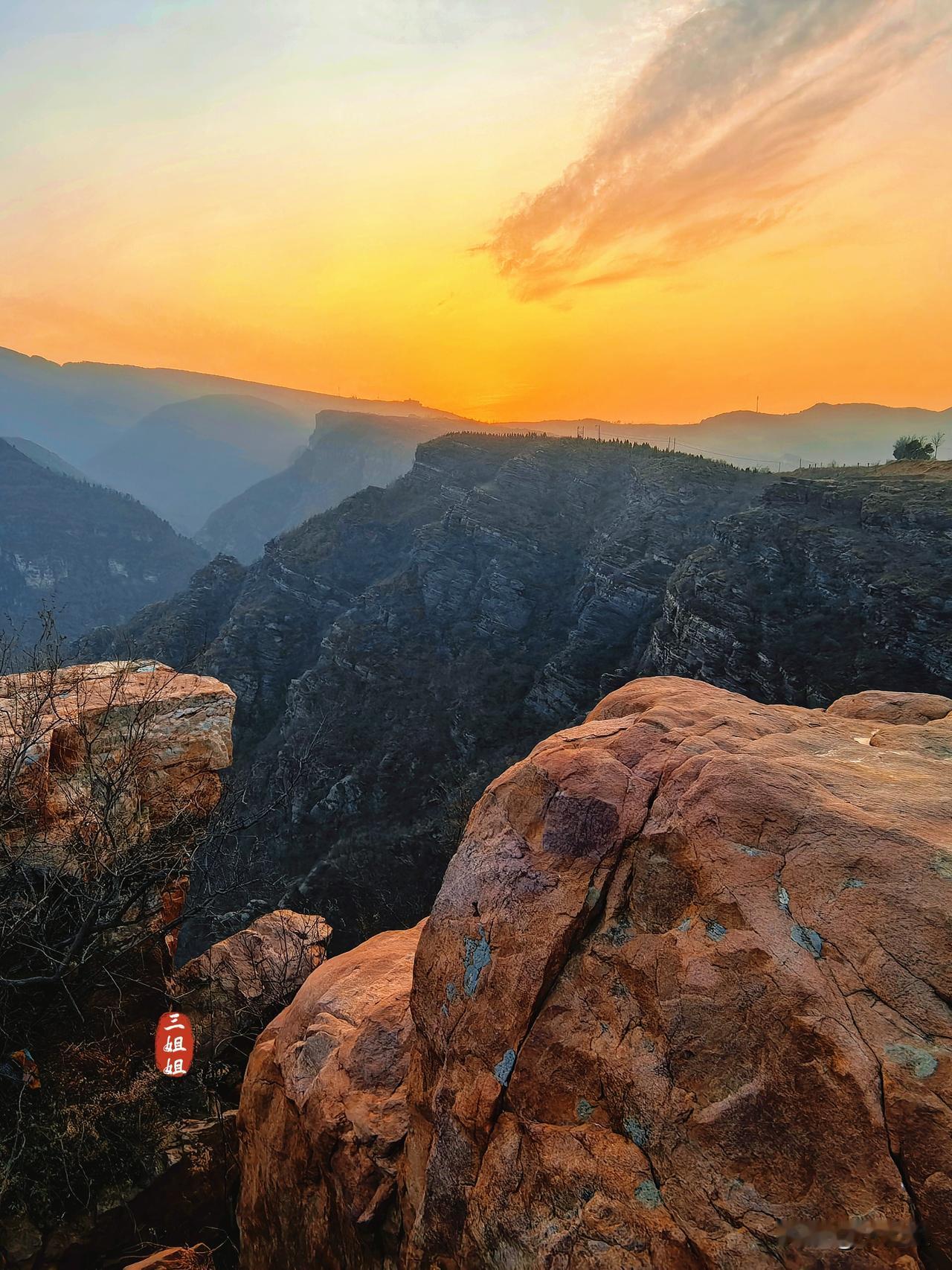 冬日进山小憩，赏一场夕照嵩山的温暖。
有一种出发，叫做与山为伴。有一种治愈，叫做
