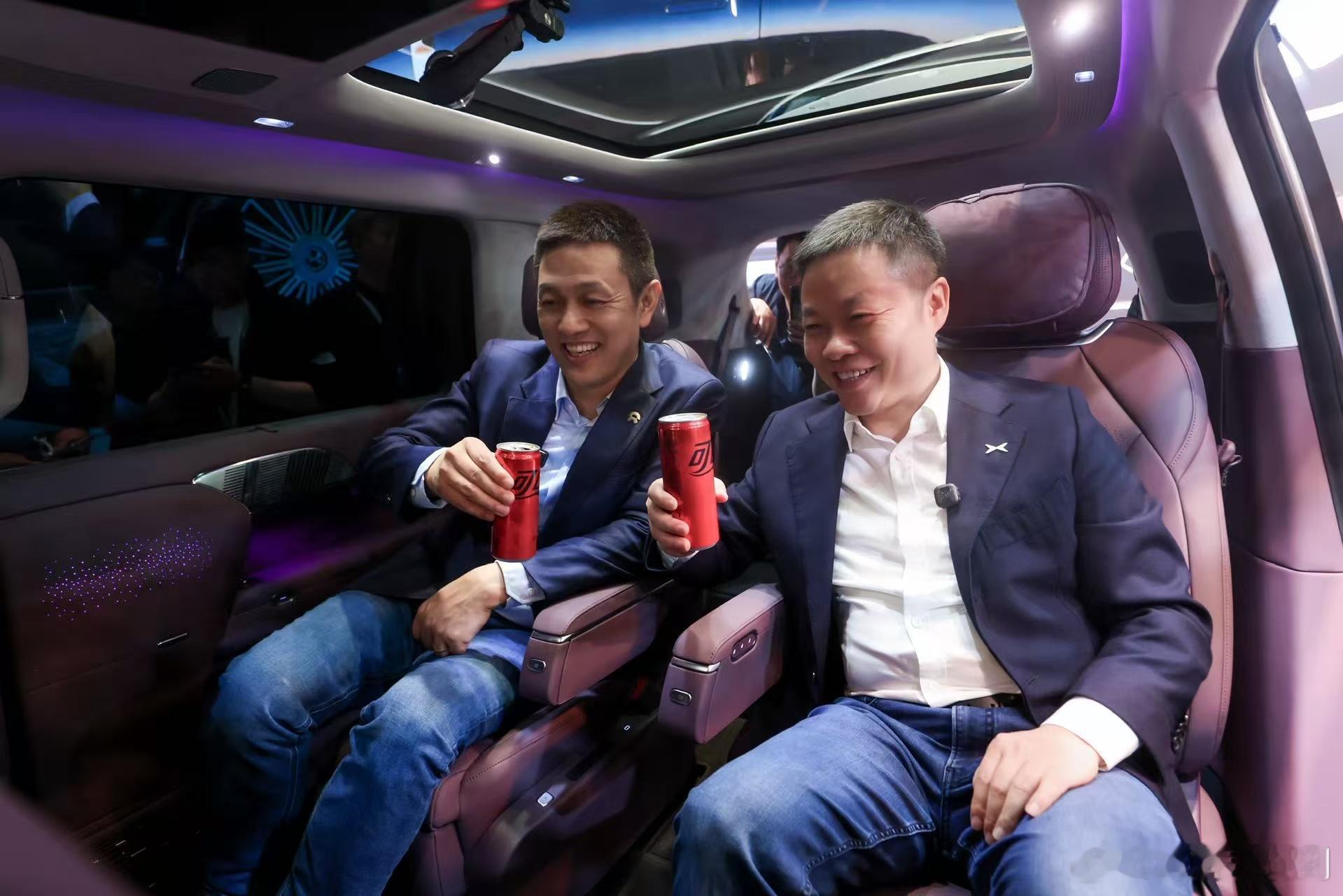 北京车展车企大佬围观小鹏GX王传福朱江明体验小鹏GX三排电动折叠 北京车展小鹏展