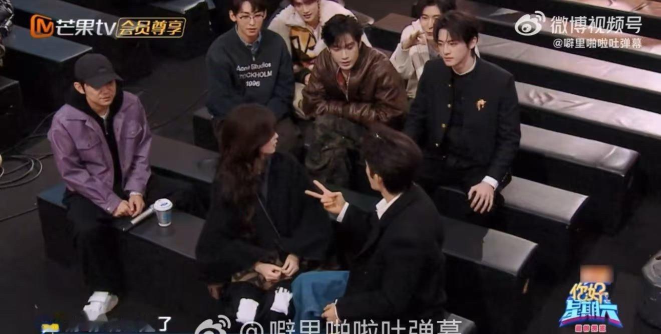 白鹿王星越闺蜜抓诡秘 玩个游戏都能这么有默契又好笑，动作神同步，笑点也同步。一个