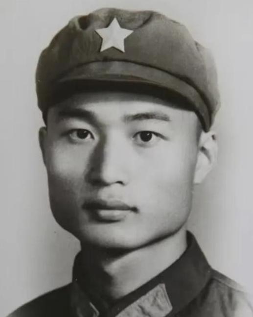 1951年，志愿军飞行员刘玉堤在返航途中，无意间发现，自己身下竟有一群黑压压的敌