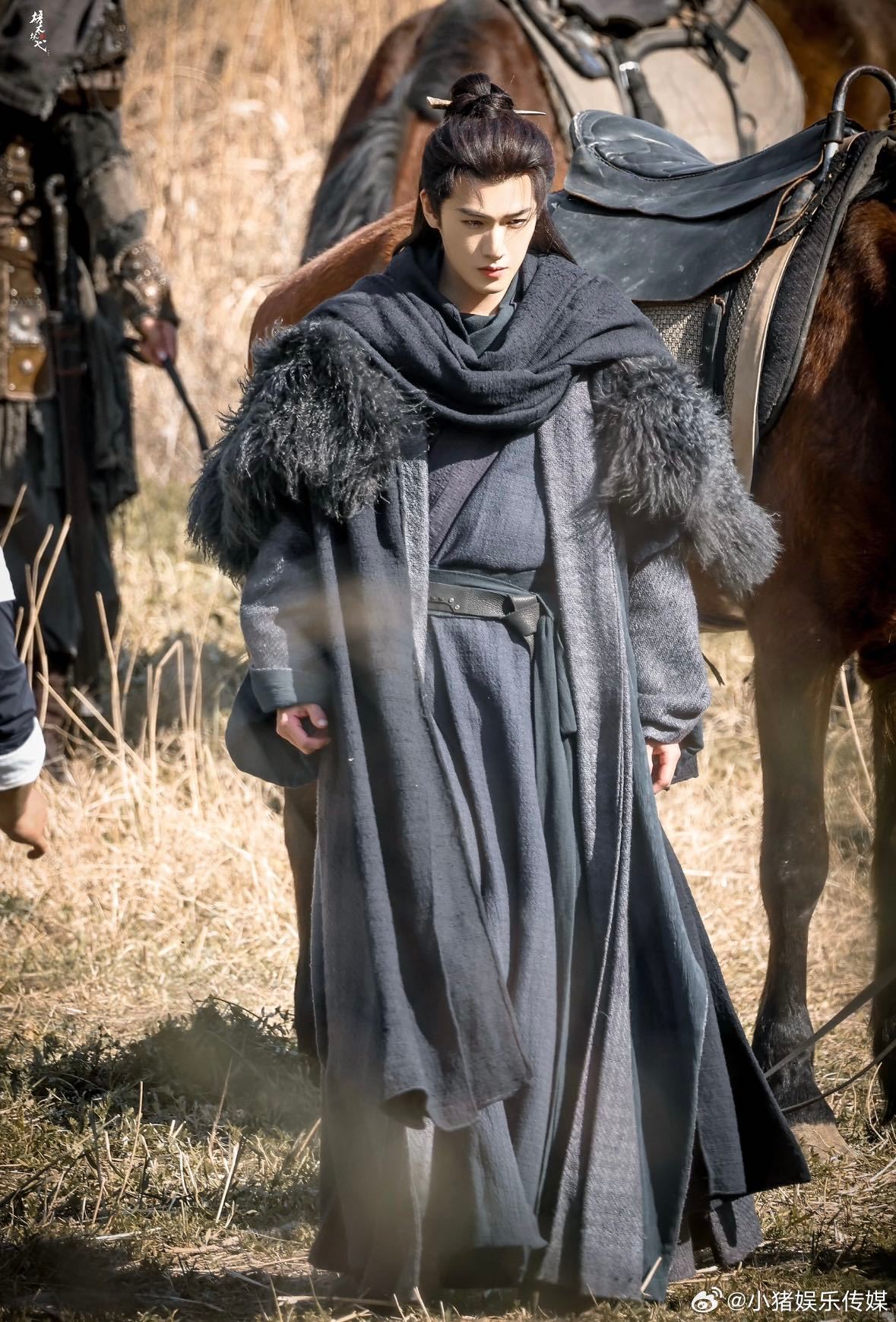 李昀锐老自捞老己 李昀锐的古装真的自带氛围感，老自捞老己的操作又萌又好笑，坐等新