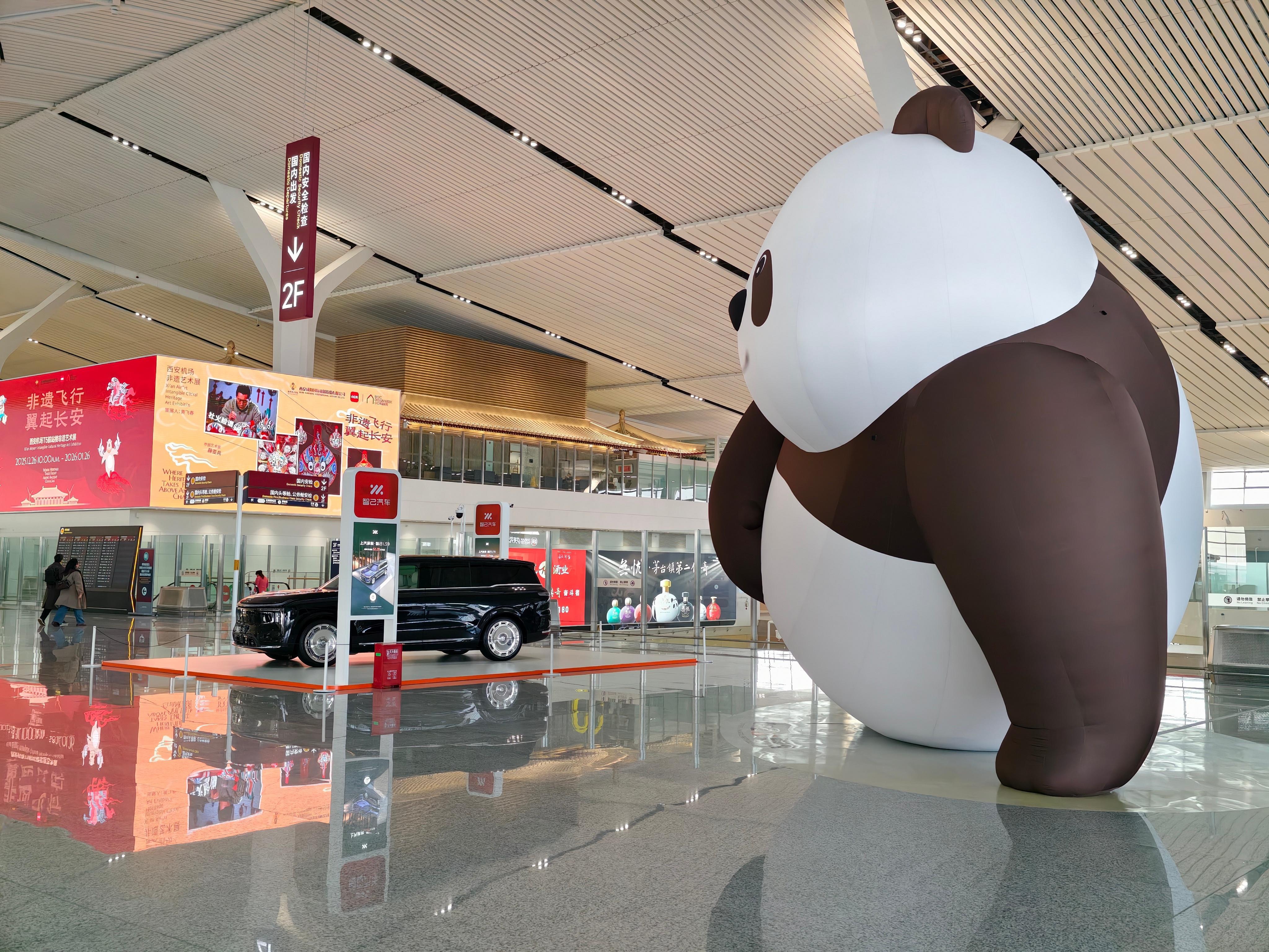 西安机场T5航站楼智己LS9摆出来了这个车，做到了增程大六座全尺寸SUV的最大差