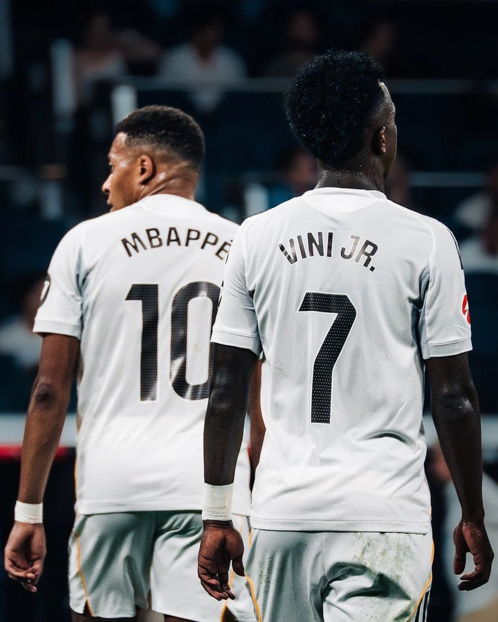 在今天比赛前的最后一次训练课上，Vini和姆巴佩大部分时间都和教练组在一起。皇马