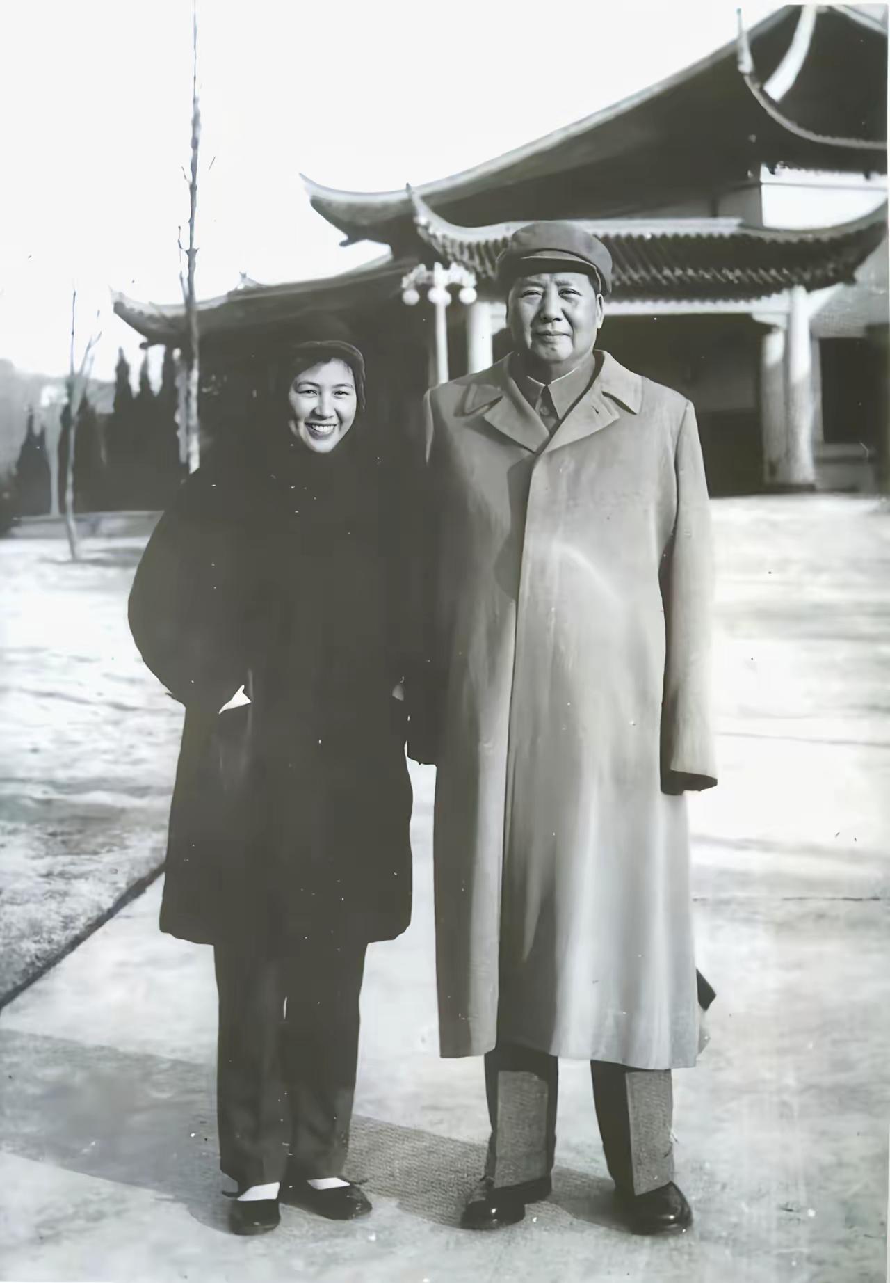 “同这样一位和蔼可亲、风趣幽默的老同志一起工作，我开心！我乐意！”那天，机要秘书