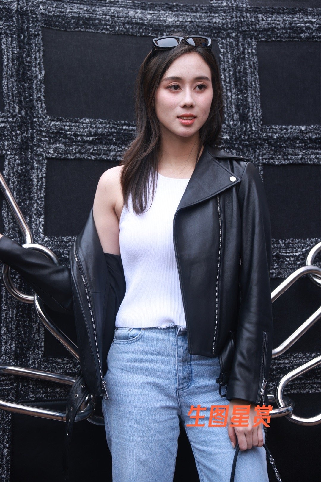 赌王最小女儿何超欣线下活动，皮衣内搭白背心小露香肩，高颜值学霸好有气质🖤[打c