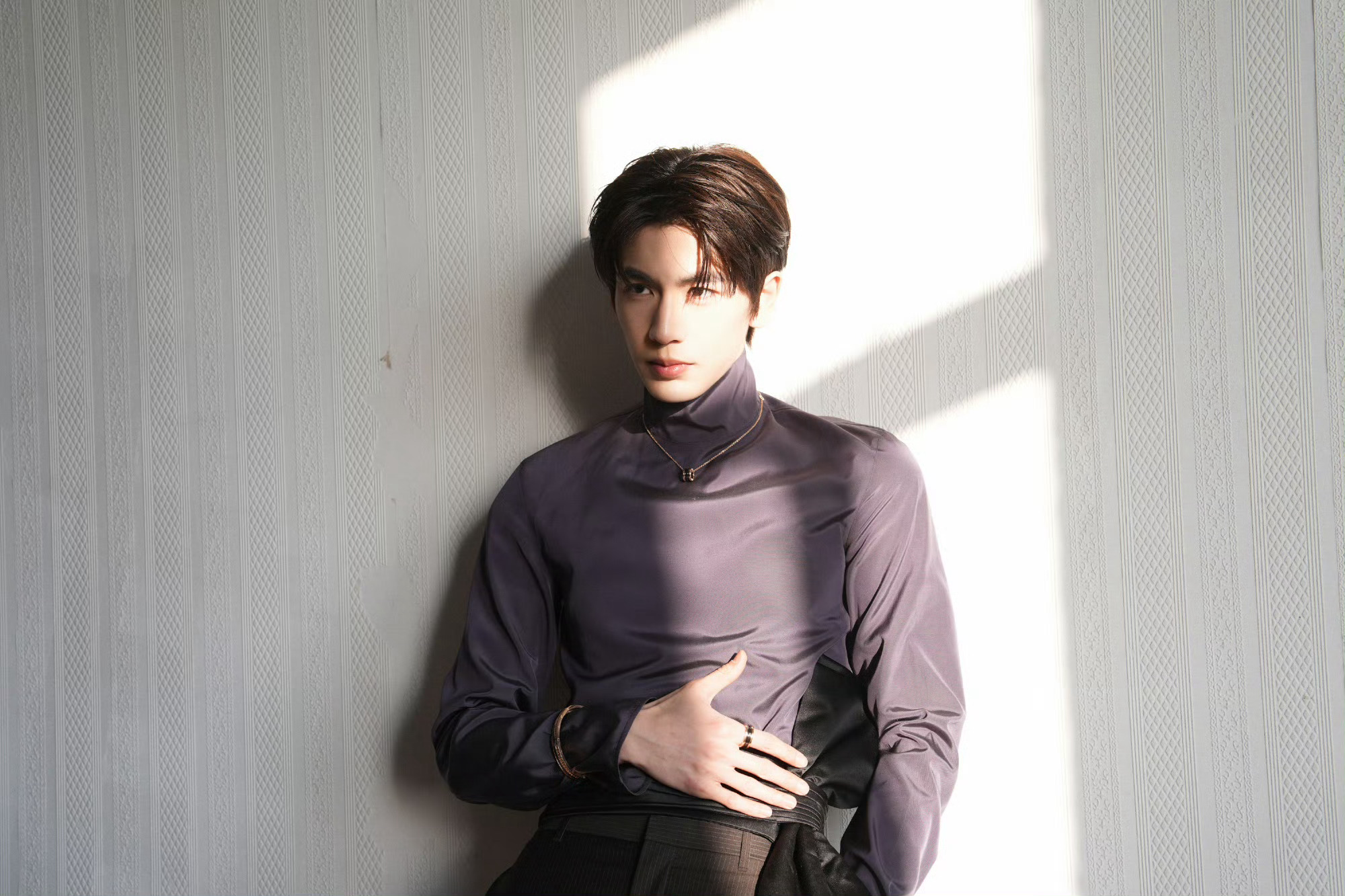 张凌赫 × ELLE China 四月刊花絮图集 📸张凌赫杂志