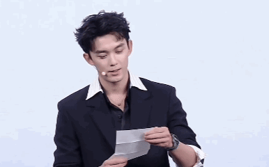 吴磊深V黑西装live别人穿黑色，吴磊就是黑色的代名词！这一身黑色造型干净利落，