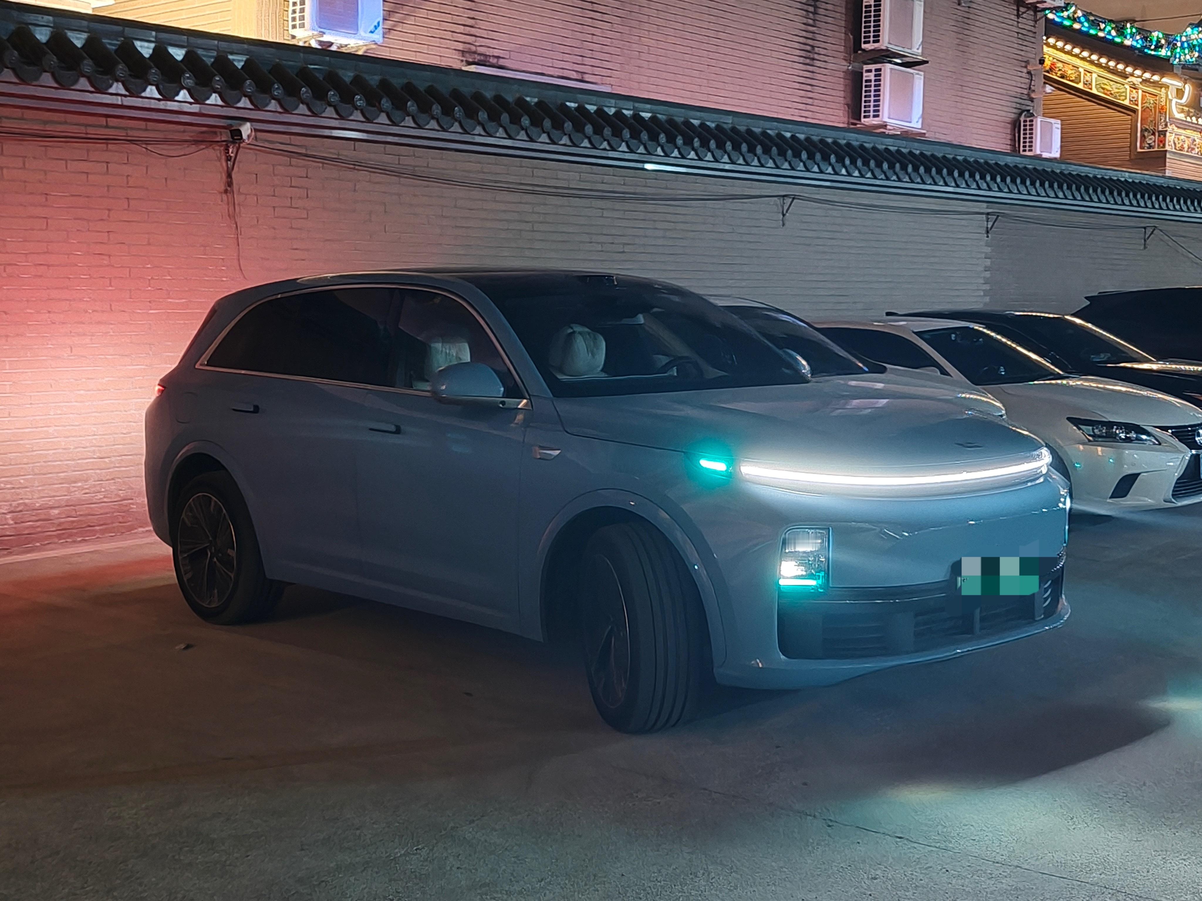 兄弟们理想关门泊入太好用了。到地方选好车位直接一个潇洒下车，不管旁边的车贴多近，