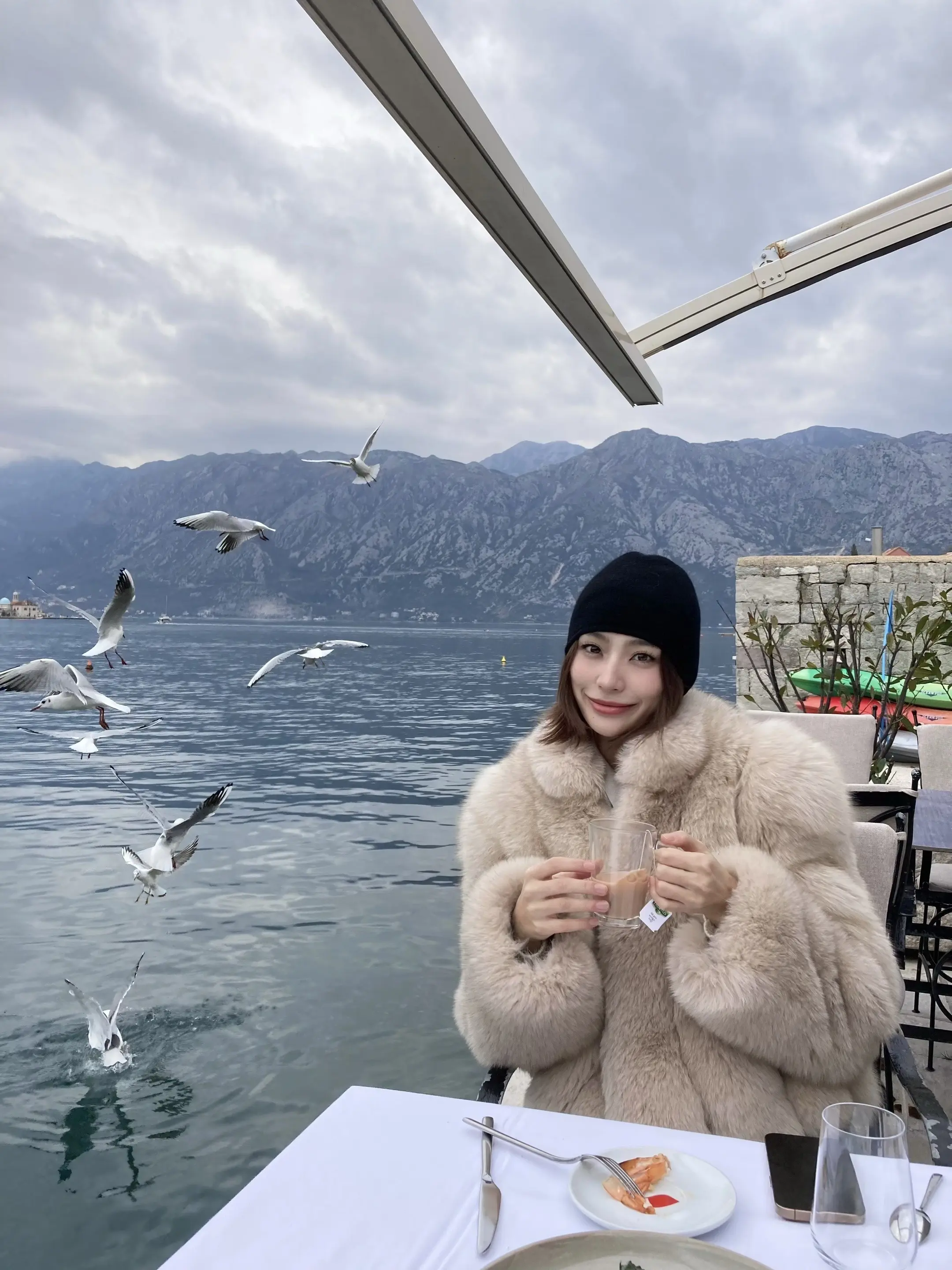 山在雾里 我在山下海。