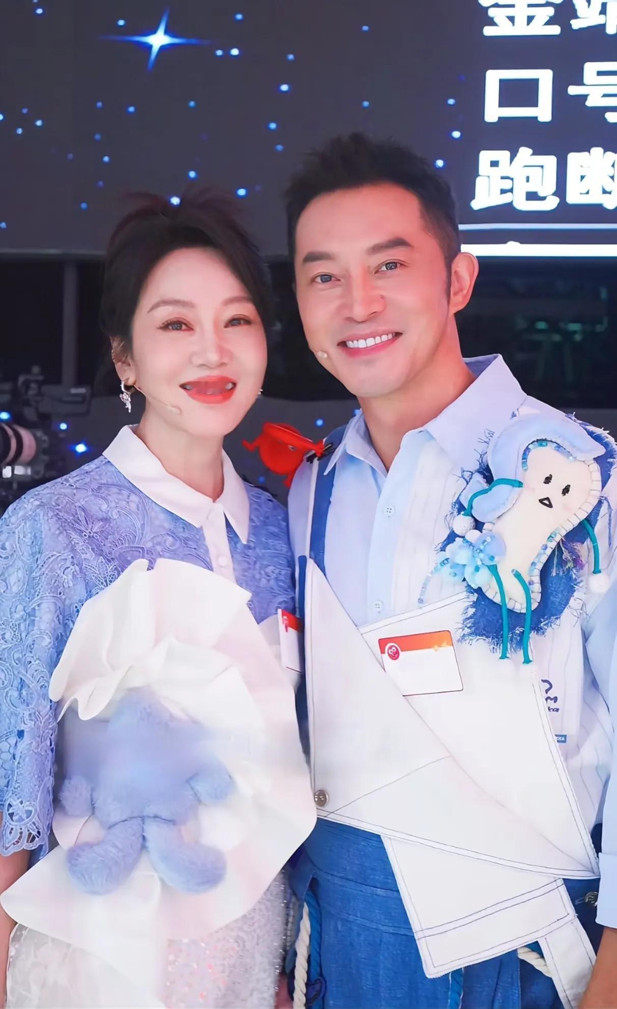 天！
这还是那个白大哥吗？
瘦回巅峰啊！
沙溢闫妮同框：这状态绝了！
谁能想到《