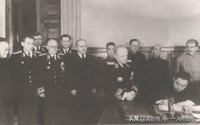 周恩来总理1952年9月15日在中苏联合公报上签字。右起:斯大林、李富春、张闻天