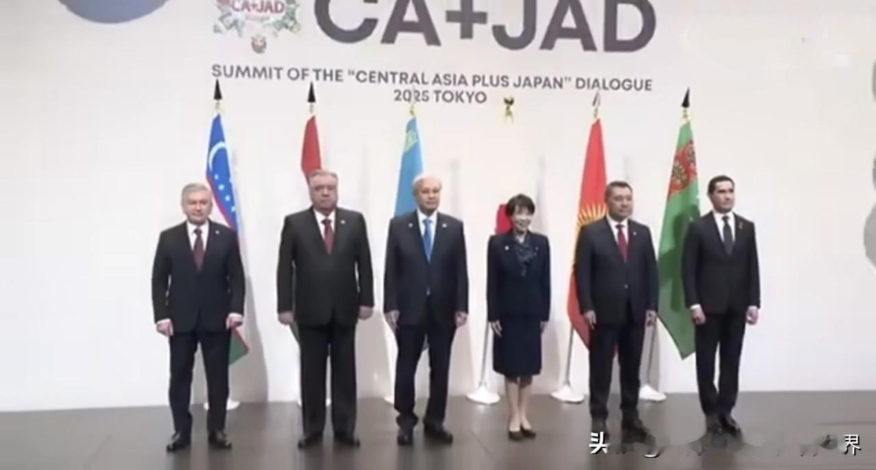 托卡耶夫这次去日本，确实受到了热情的接待，高市很明显是想拉拢托卡耶夫。从现场合影