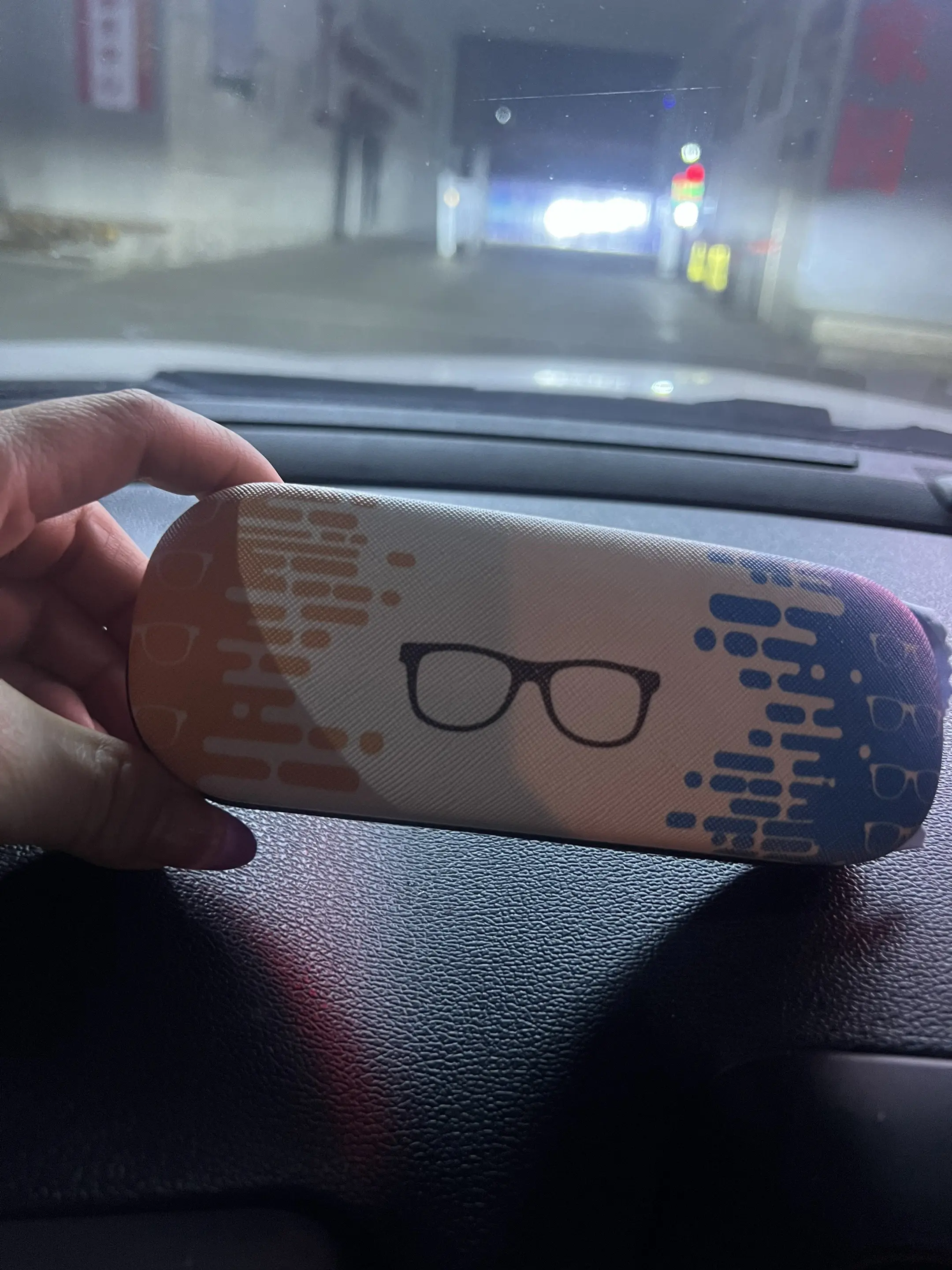 刚才一马路等红绿灯时，看到一个骑电动车的掉了一副眼镜，是谁的本人来领！