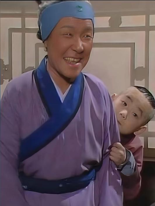 这是刘姥姥的外孙板儿！戏里他们是祖孙，戏外他们不是祖孙，却胜似祖孙！之所以能把《