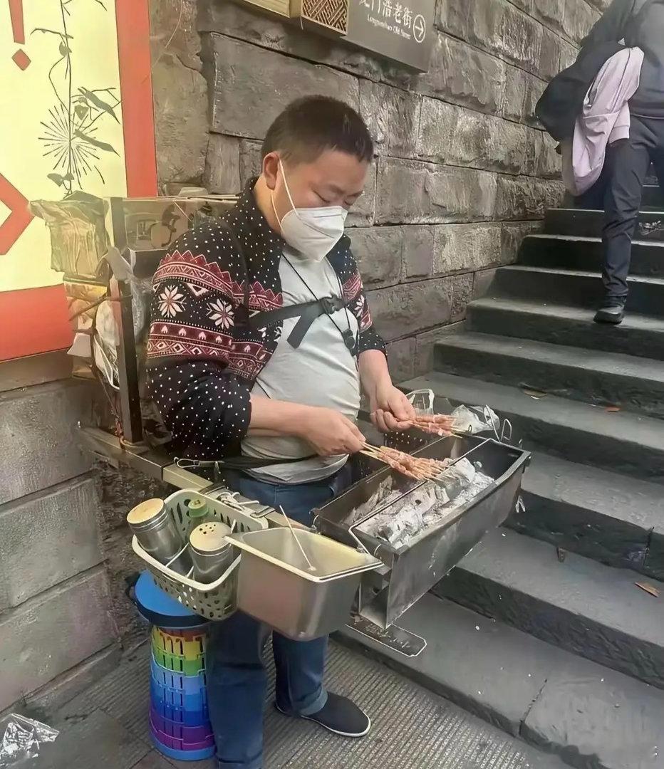 这样卖串，不觉得烤人吗？ 