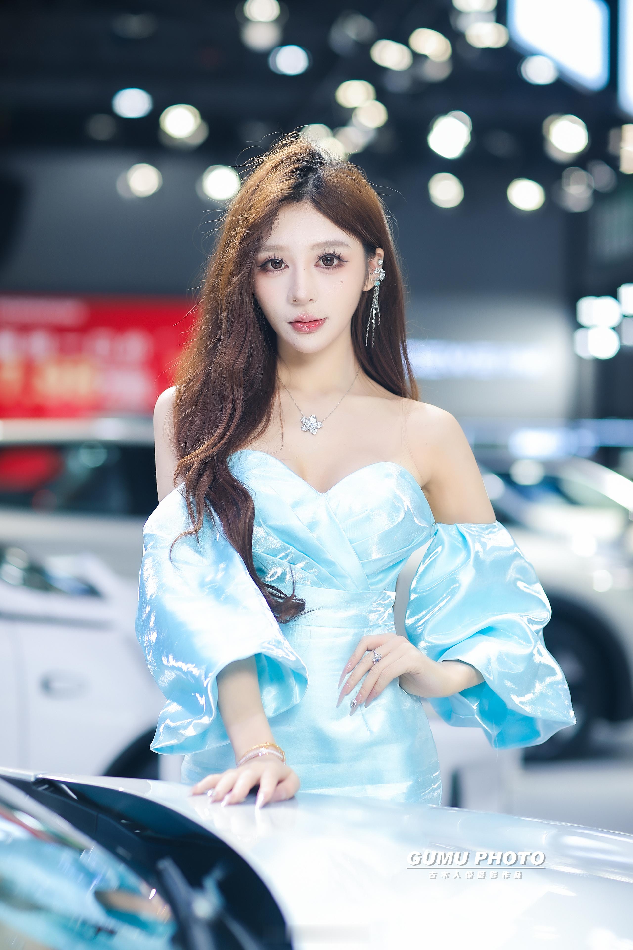 2025贵阳汽车文化节深蓝展台模特小姐姐。               