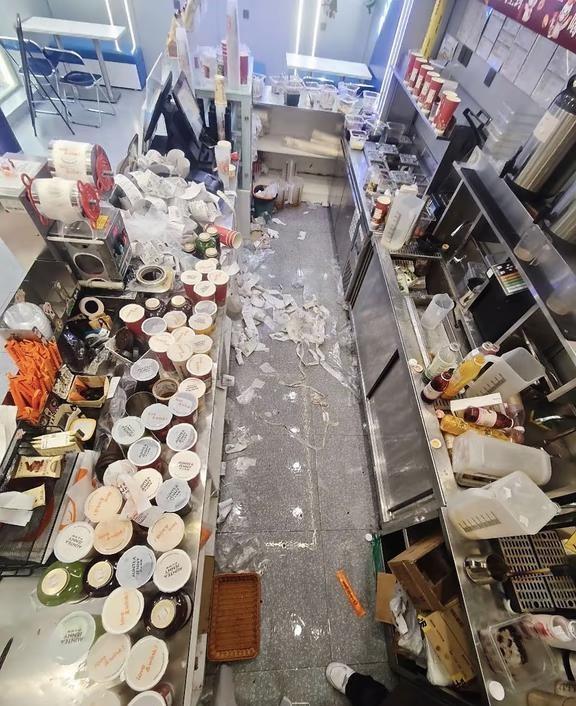 大厂 AI 的竞争，最累的反而是...
其实想想挺讽刺的。
国内 AI 之间的竞