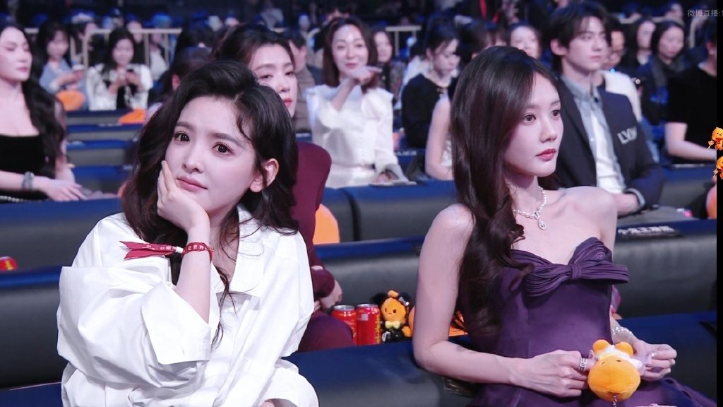 李一桐在干嘛？怎么把人家玩偶的衣服脱了