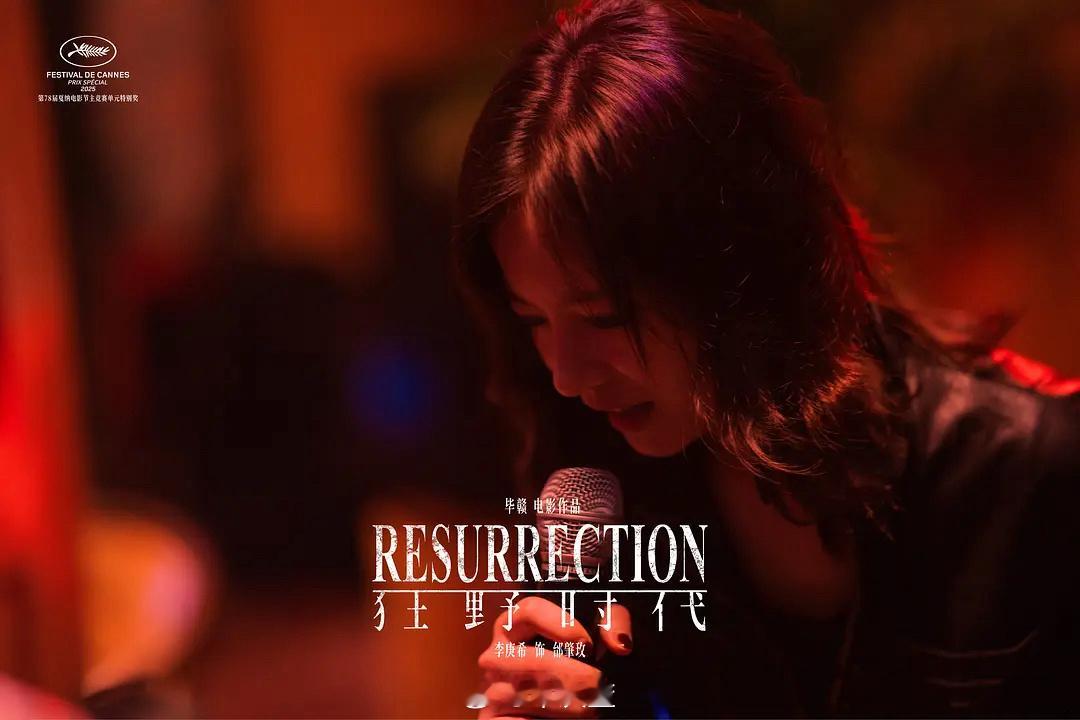 她咬着苹果，上下着楼梯，她奔跑穿梭在街头巷尾，无拘无束，却在唱着邰肇玫「玉兰花」